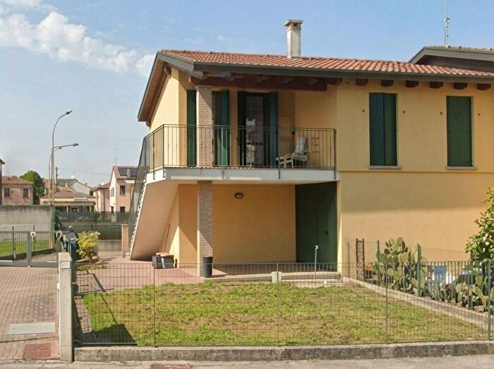 Appartamento trilocale in affitto in Centro, Agna