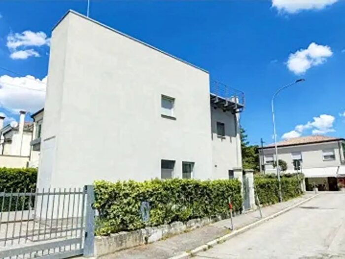 Casa con 6 locali in vendita in Via Giacomo Badini, Adria