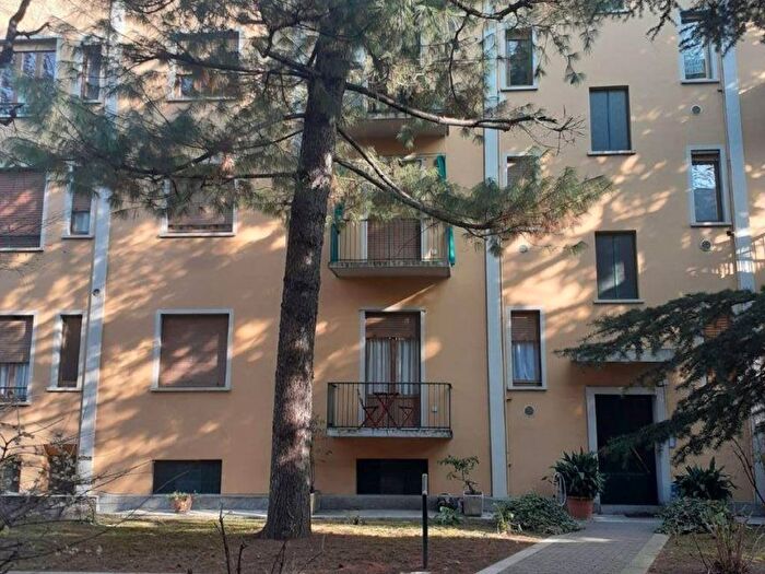 Appartamento trilocale in affitto in Via Conte Rosso, Lambrate, Milano