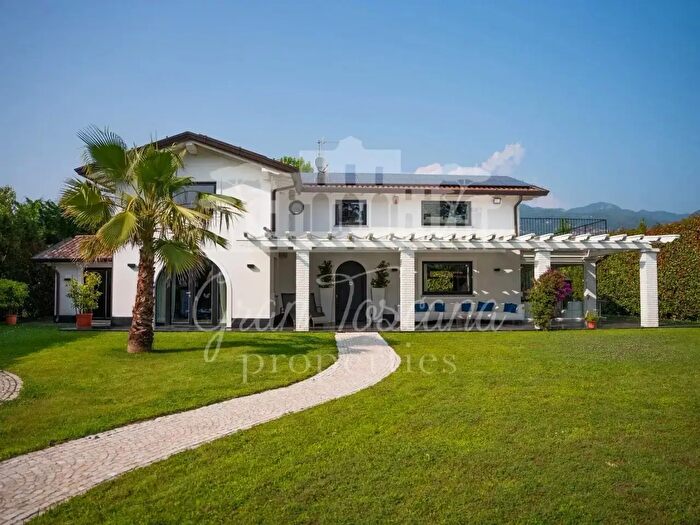 Casa con 11 locali in vendita in Pietrasanta