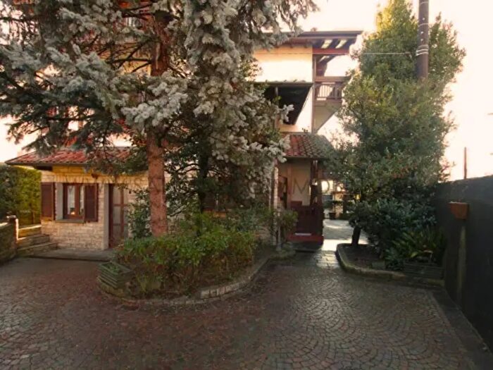 Casa con 6 locali in vendita in Calolziocorte