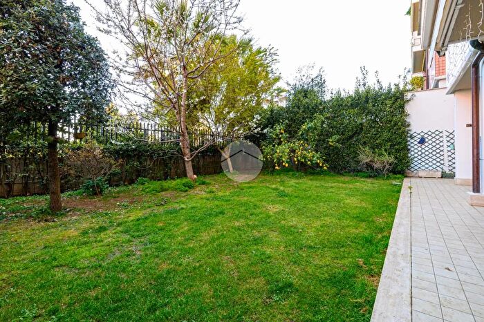 Appartamento trilocale in vendita in Via dei Cantelmo, Roma