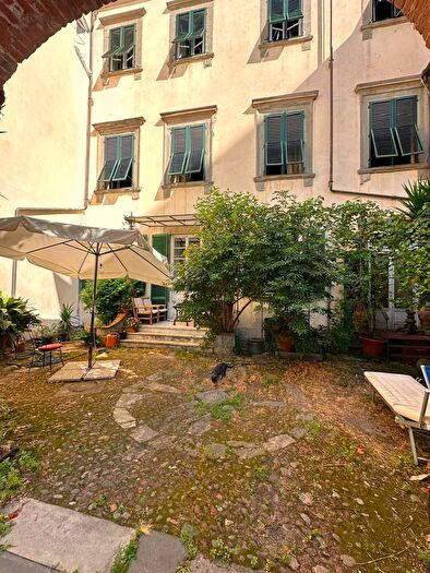 Appartamento con 14 locali in vendita in Lucca