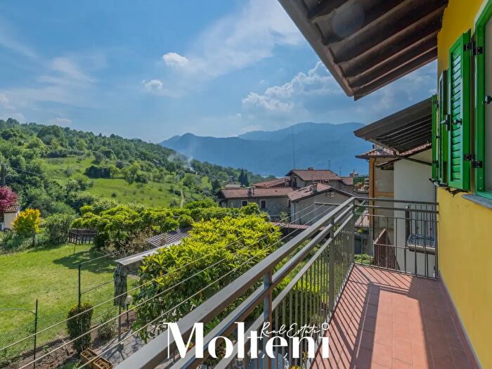 Casa con 5 locali in vendita in Via San Michele, Lierna