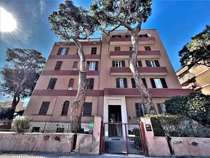 Appartamento con 5 locali in vendita in Largo Giovanni Roncagli, Roma