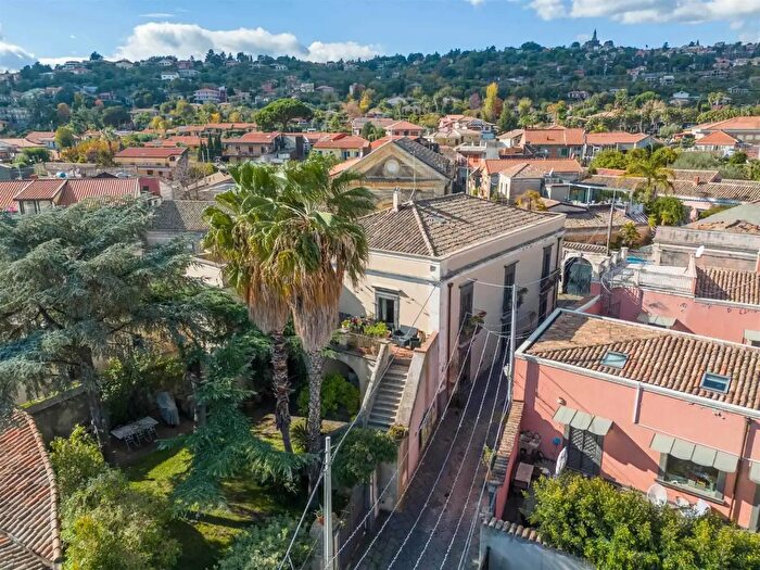 Casa con 10 locali in vendita in Viagrande
