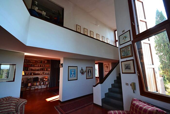 Casa con 15 locali in vendita in Siena