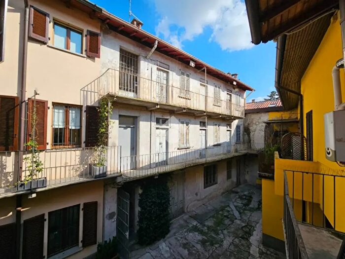 Casa quadrilocale in vendita in Via Federico Confalonieri, Abbiategrasso