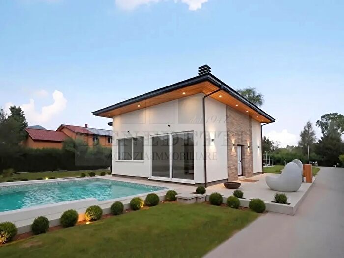Casa con 12 locali in vendita in Forte Dei Marmi