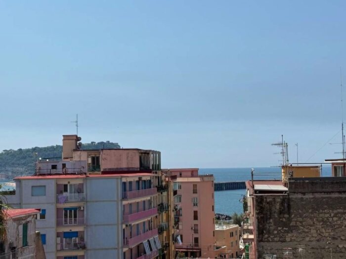 Appartamento quadrilocale in affitto in Via Lucio Silla, Bagnoli, Napoli
