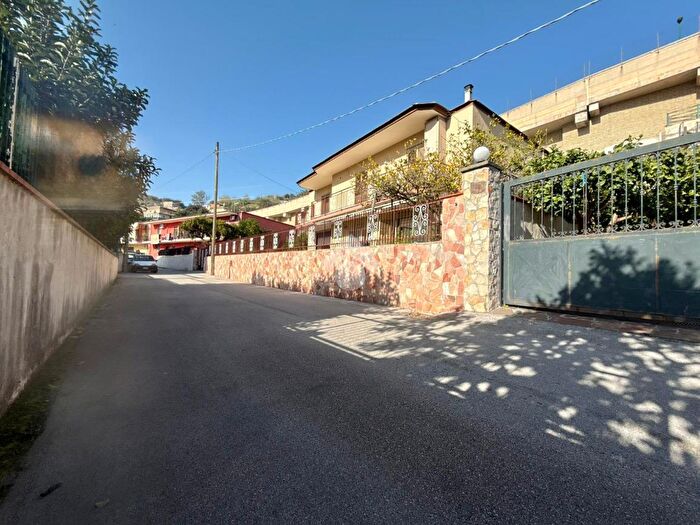 Casa con 6 locali in vendita in Via Via Agnano agli Astroni, Napoli