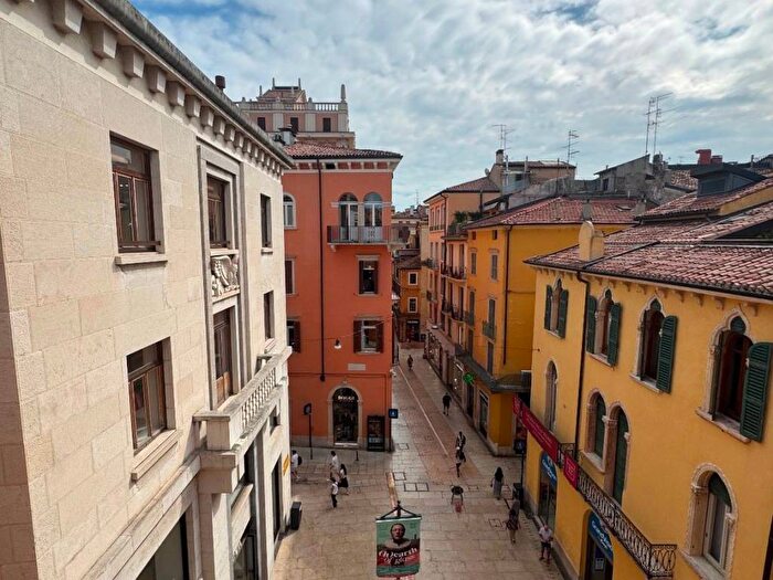 Appartamento con 5 locali in affitto in Via San Rocchetto, Centro Storico, Verona