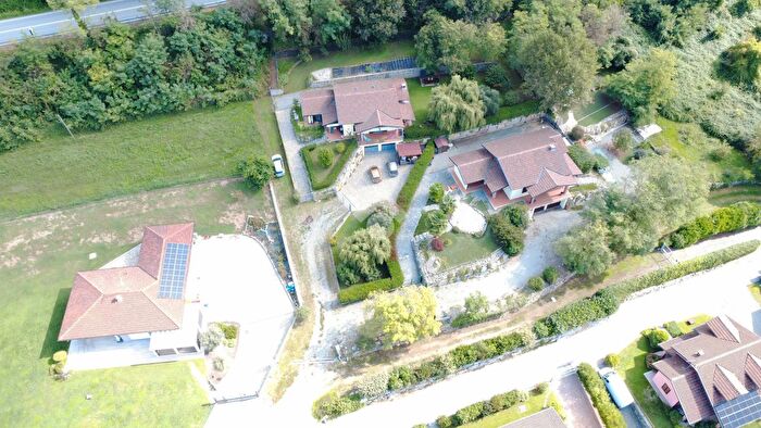 Casa con 7 locali in vendita in Via Strada del Riali, Roppolo