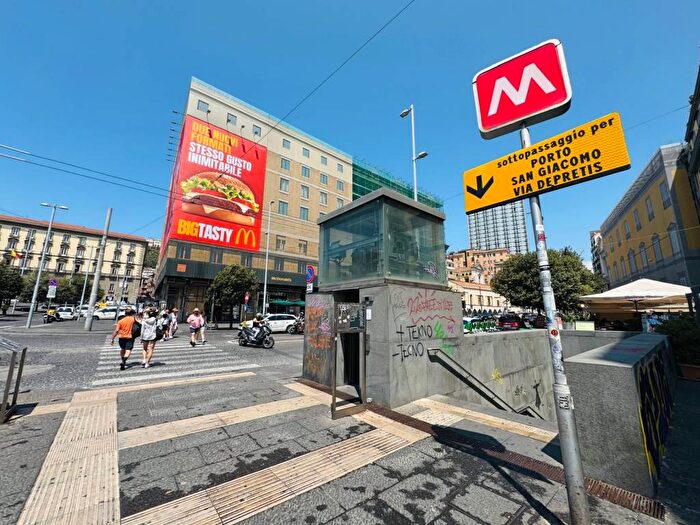 Casa quadrilocale in vendita in Piazza Municipio, Porto Municipio, Napoli