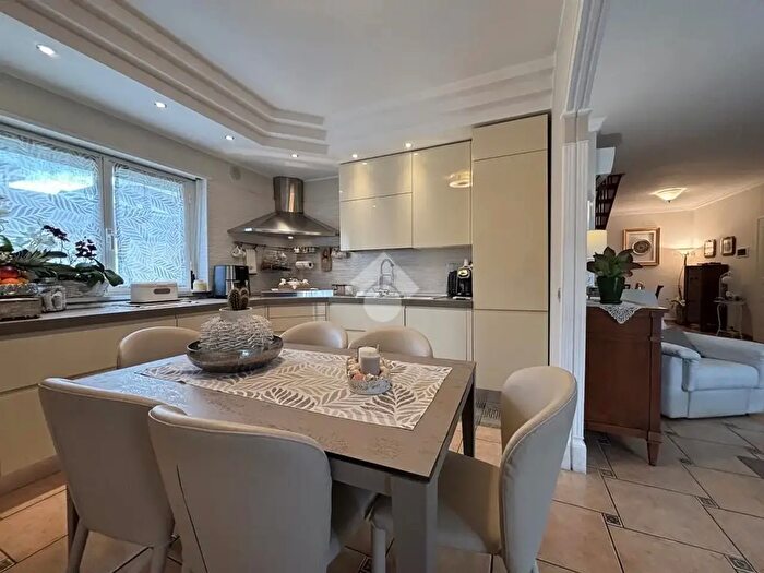 Appartamento con 6 locali in vendita in Via Aldo Moro, Pineto