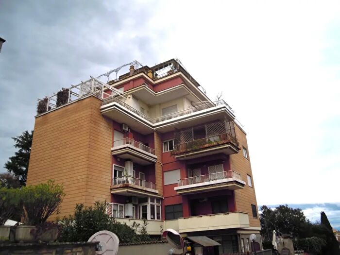 Appartamento trilocale in vendita in Via Capena, Roma