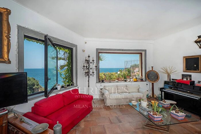 Appartamento con 10 locali in vendita in Via Franco Alfano, Napoli