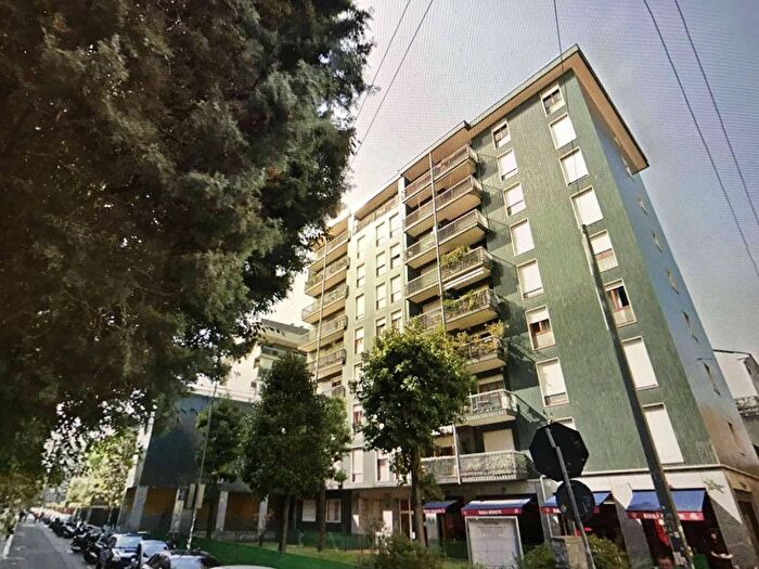 Appartamento quadrilocale in affitto in via Voghera, Solari, Milano