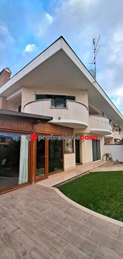 Casa trilocale in vendita in Via Chiusi, Pomezia