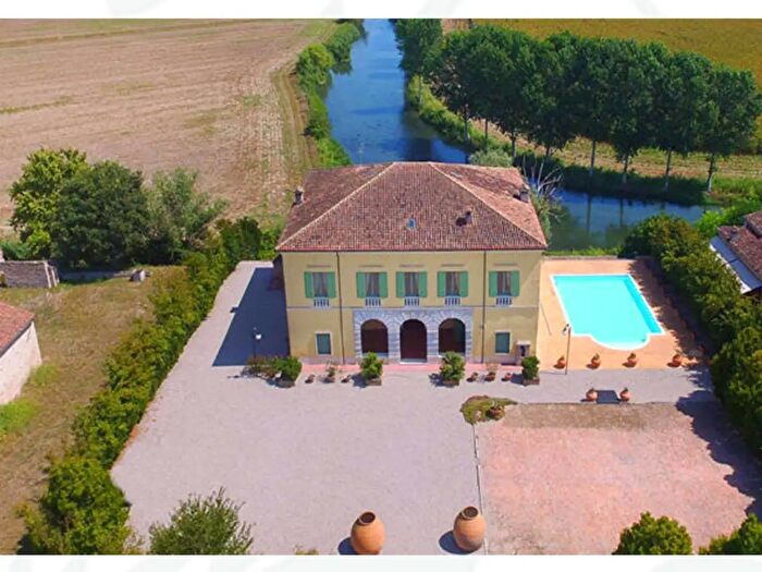 Casa con 13 locali in vendita in Goito