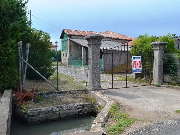 Casa con 15 locali in vendita in Via Sabbionara, Lonigo