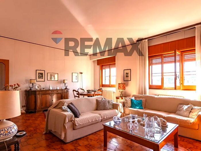 Appartamento con 6 locali in vendita in Via Archimede, Caltagirone