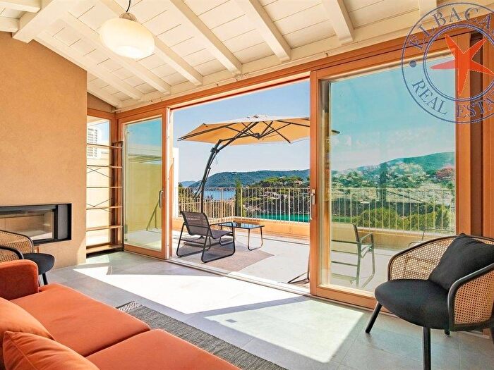 Casa quadrilocale in affitto in Procchio, Marciana