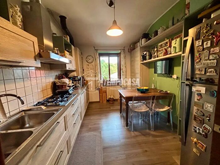 Appartamento quadrilocale in vendita in Via Federico Bosi, Ossona