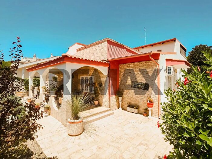 Casa con 9 locali in vendita in Noicattaro