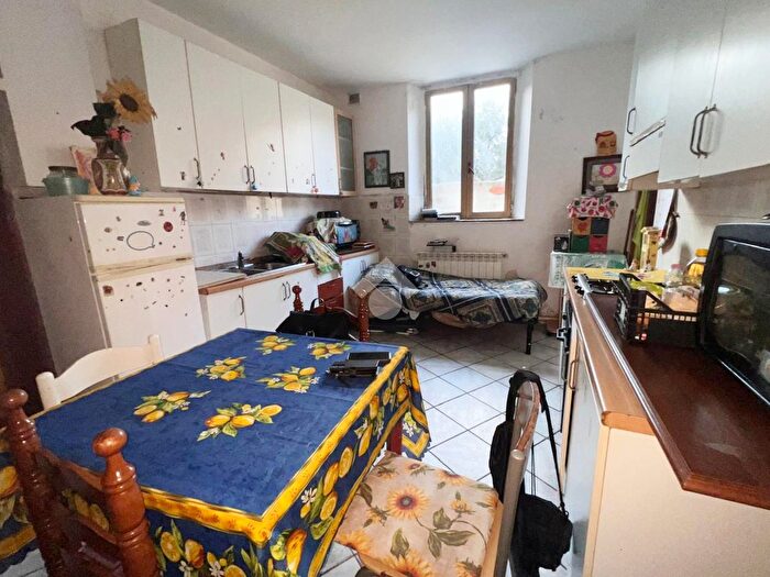 Casa quadrilocale in vendita in Via Montalese, Prato