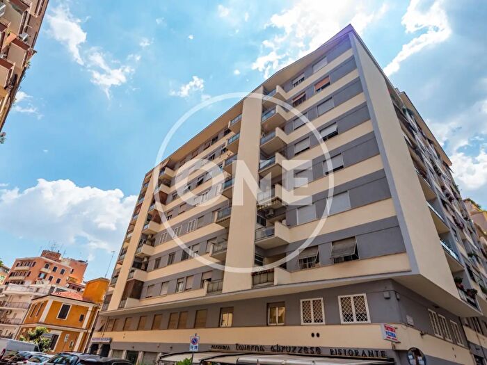 Appartamento trilocale in vendita in Via Migiurtinia, Roma