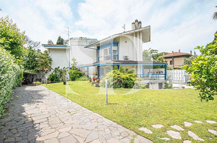 Casa con 10 locali in vendita in Via Niceneto, Roma