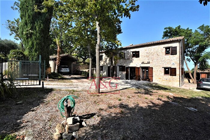 Casa con 9 locali in vendita in Contrada Santa Lucia Snc, Servigliano