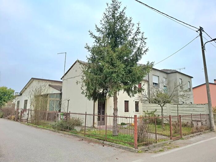 Casa con 8 locali in vendita in Via Cà Matte, Rovigo
