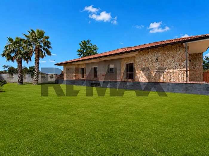 Casa con 8 locali in vendita in Mascalucia