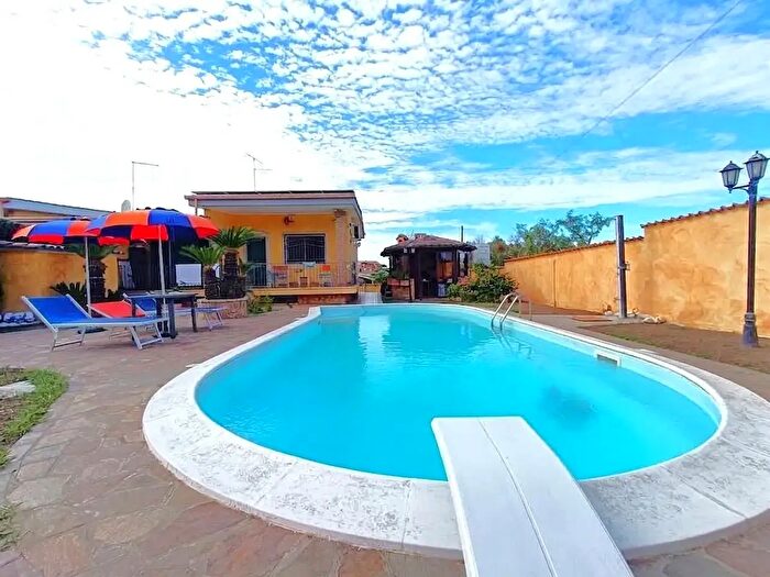 Casa con 6 locali in vendita in Via Taranto, Ardea