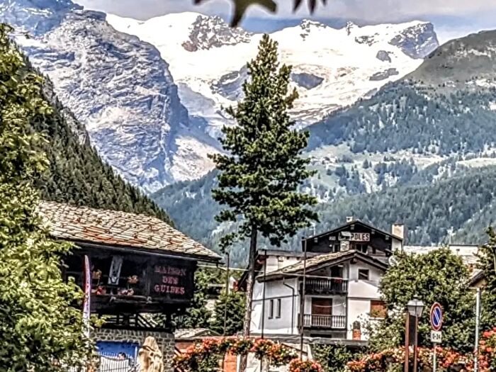 Casa con 20 locali in vendita in Via Porta Pretoria, Aosta