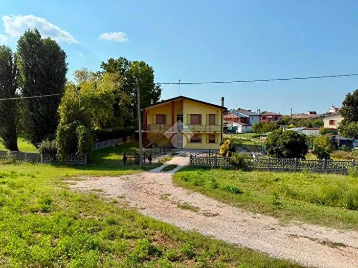 Casa quadrilocale in vendita in Via Canalbianco Sinistra, Rovigo