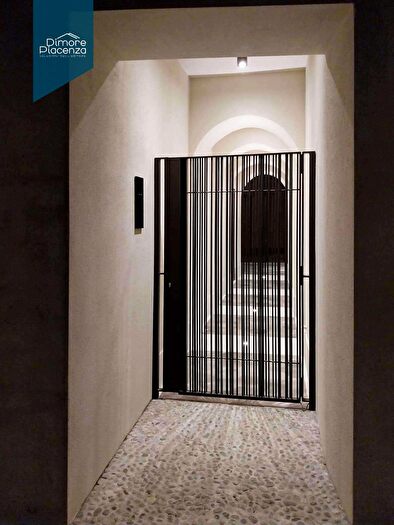 Appartamento con 6 locali in vendita in Via Beverora, Piacenza