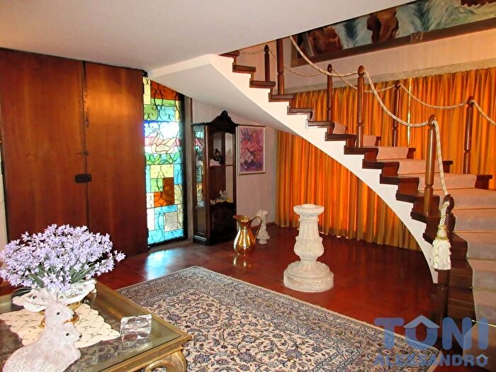 Casa con 10 locali in affitto in Vinci