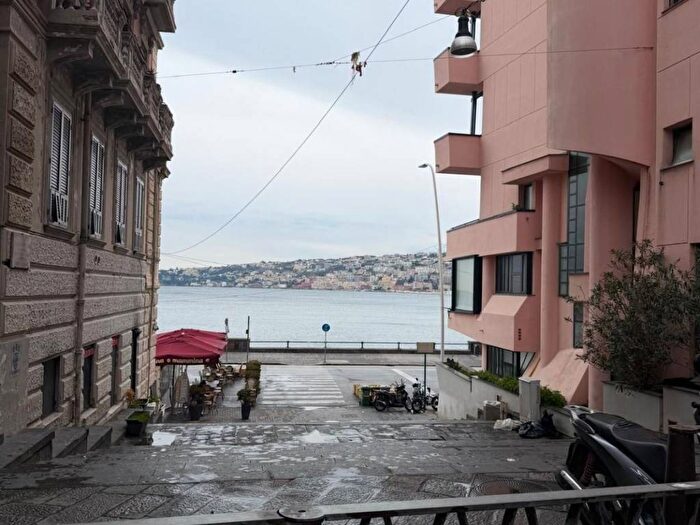 Appartamento bilocale in affitto in Via Chiatamone, Santa Lucia, Napoli