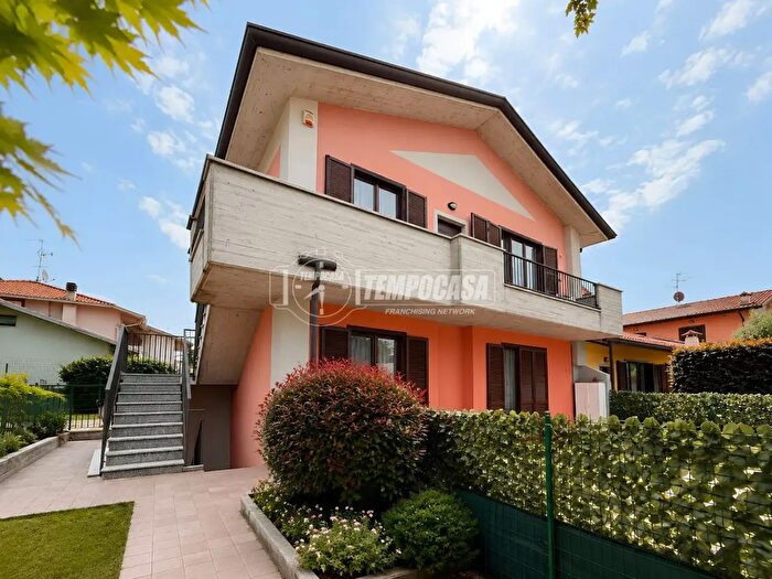 Appartamento trilocale in vendita in Calusco D'Adda