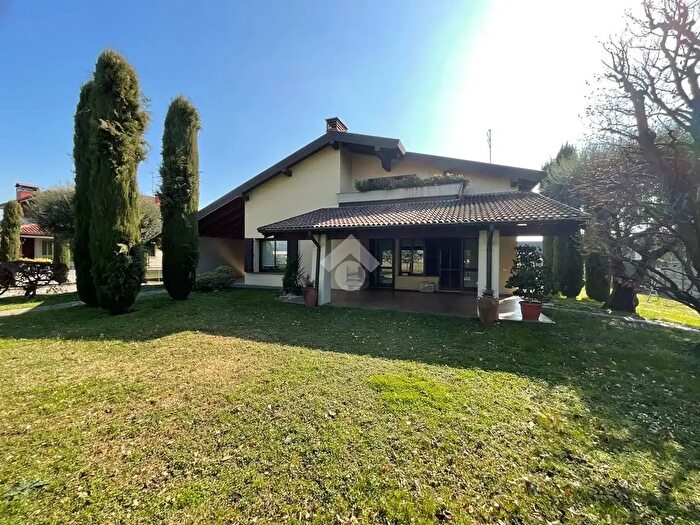 Casa con 14 locali in vendita in Via Sforzatica, Lallio