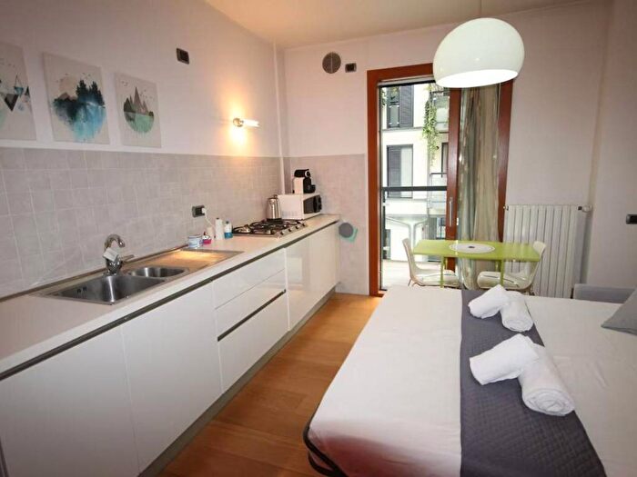 Appartamento trilocale in affitto in Via Cola Montano, Isola, Milano