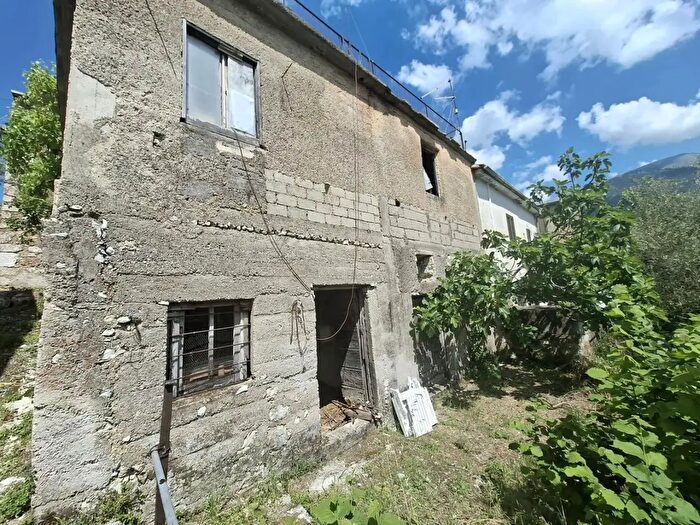 Casa quadrilocale in vendita in Via Borgo Loreto, Campoli Appennino