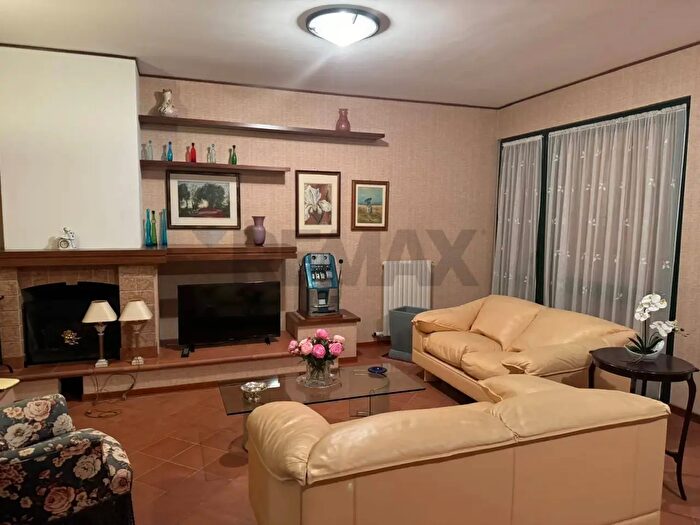 Casa con 5 locali in vendita in Via Salati, Parma