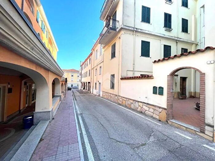 Appartamento con 6 locali in vendita in Via Leonardo Algon, Nuoro