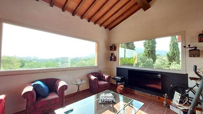 Casa con 8 locali in vendita in Pescia