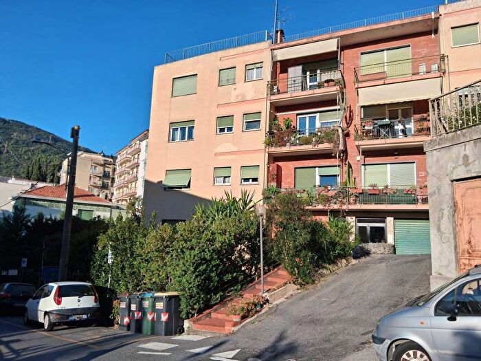 Appartamento trilocale in affitto in Via Cagna, Centro, Finale Ligure
