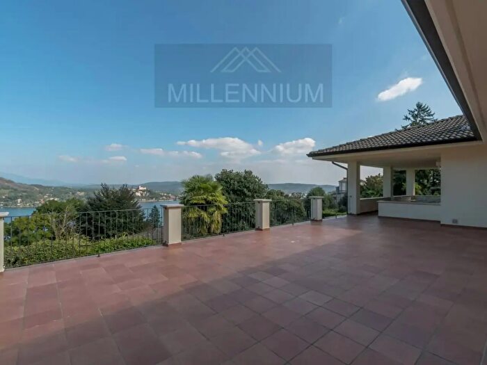 Casa con 10 locali in affitto in Arona